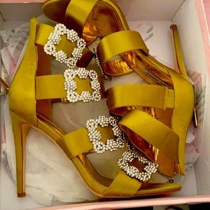 Cape robbin size 10 olive heels